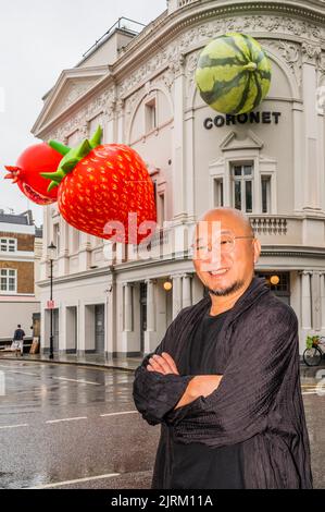 Londra, Regno Unito. 25th ago, 2022. Tiger, Journey, Love, una nuova installazione dell'artista coreano Choi Jeong Hwa (nella foto) sulla facciata dell'edificio del Coronet Theatre a Notting Hill. Comprende sculture su larga scala realizzate con materiali diversi, come beni di consumo, palloncini, fili, nonché oggetti riciclati e trovati. Segna l'apertura della nuova stagione al Coronet Theatre, sta per arrivare Tiger, una serie di eventi di un mese che presentano il meglio dell'arte contemporanea coreana, della danza, del teatro e della scena musicale. Tiger è in arrivo dal 26 agosto al 1 ottobre 2022 Credit: Guy Bell/Alamy Live News Foto Stock