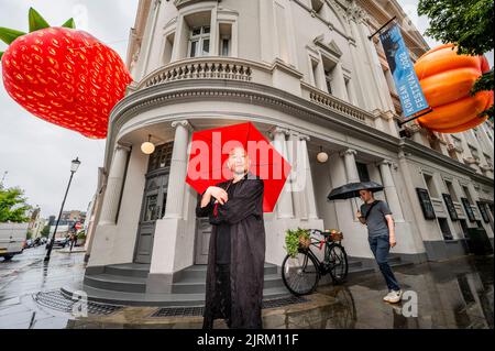 Londra, Regno Unito. 25th ago, 2022. Tiger, Journey, Love, una nuova installazione dell'artista coreano Choi Jeong Hwa (nella foto) sulla facciata dell'edificio del Coronet Theatre a Notting Hill. Comprende sculture su larga scala realizzate con materiali diversi, come beni di consumo, palloncini, fili, nonché oggetti riciclati e trovati. Segna l'apertura della nuova stagione al Coronet Theatre, sta per arrivare Tiger, una serie di eventi di un mese che presentano il meglio dell'arte contemporanea coreana, della danza, del teatro e della scena musicale. Tiger è in arrivo dal 26 agosto al 1 ottobre 2022 Credit: Guy Bell/Alamy Live News Foto Stock