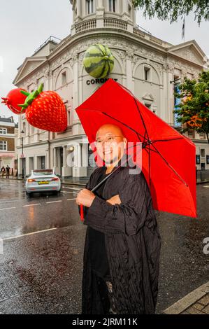 Londra, Regno Unito. 25th ago, 2022. Tiger, Journey, Love, una nuova installazione dell'artista coreano Choi Jeong Hwa (nella foto) sulla facciata dell'edificio del Coronet Theatre a Notting Hill. Comprende sculture su larga scala realizzate con materiali diversi, come beni di consumo, palloncini, fili, nonché oggetti riciclati e trovati. Segna l'apertura della nuova stagione al Coronet Theatre, sta per arrivare Tiger, una serie di eventi di un mese che presentano il meglio dell'arte contemporanea coreana, della danza, del teatro e della scena musicale. Tiger è in arrivo dal 26 agosto al 1 ottobre 2022 Credit: Guy Bell/Alamy Live News Foto Stock