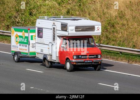 1977 70s, settanta olandese Bedford motorhome. Arca-Scout van CF250 Diesel con rimorchio; viaggiando sull'autostrada M6 UK Foto Stock