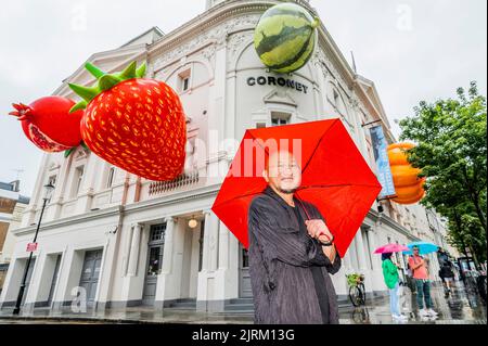 Londra, Regno Unito. 25th ago, 2022. Tiger, Journey, Love, una nuova installazione dell'artista coreano Choi Jeong Hwa (nella foto) sulla facciata dell'edificio del Coronet Theatre a Notting Hill. Comprende sculture su larga scala realizzate con materiali diversi, come beni di consumo, palloncini, fili, nonché oggetti riciclati e trovati. Segna l'apertura della nuova stagione al Coronet Theatre, sta per arrivare Tiger, una serie di eventi di un mese che presentano il meglio dell'arte contemporanea coreana, della danza, del teatro e della scena musicale. Tiger è in arrivo dal 26 agosto al 1 ottobre 2022 Credit: Guy Bell/Alamy Live News Foto Stock