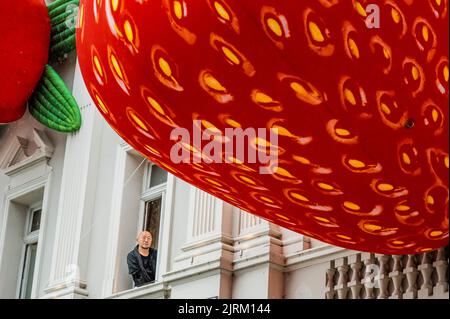 Londra, Regno Unito. 25th ago, 2022. Tiger, Journey, Love, una nuova installazione dell'artista coreano Choi Jeong Hwa (nella foto) sulla facciata dell'edificio del Coronet Theatre a Notting Hill. Comprende sculture su larga scala realizzate con materiali diversi, come beni di consumo, palloncini, fili, nonché oggetti riciclati e trovati. Segna l'apertura della nuova stagione al Coronet Theatre, sta per arrivare Tiger, una serie di eventi di un mese che presentano il meglio dell'arte contemporanea coreana, della danza, del teatro e della scena musicale. Tiger è in arrivo dal 26 agosto al 1 ottobre 2022 Credit: Guy Bell/Alamy Live News Foto Stock