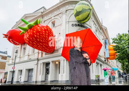 Londra, Regno Unito. 25th ago, 2022. Tiger, Journey, Love, una nuova installazione dell'artista coreano Choi Jeong Hwa (nella foto) sulla facciata dell'edificio del Coronet Theatre a Notting Hill. Comprende sculture su larga scala realizzate con materiali diversi, come beni di consumo, palloncini, fili, nonché oggetti riciclati e trovati. Segna l'apertura della nuova stagione al Coronet Theatre, sta per arrivare Tiger, una serie di eventi di un mese che presentano il meglio dell'arte contemporanea coreana, della danza, del teatro e della scena musicale. Tiger è in arrivo dal 26 agosto al 1 ottobre 2022 Credit: Guy Bell/Alamy Live News Foto Stock