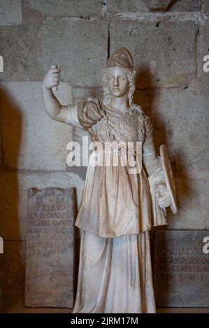 Uno scatto verticale della statua del dio greco Athena nel Castello Bellver a Palma, Spagna Foto Stock