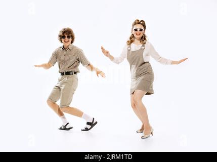 Coppia espressiva di ballerini in vintage stile retrò danza sociale danza isolata su sfondo bianco. Tradizioni senza tempo, 60s, 70s americano Foto Stock