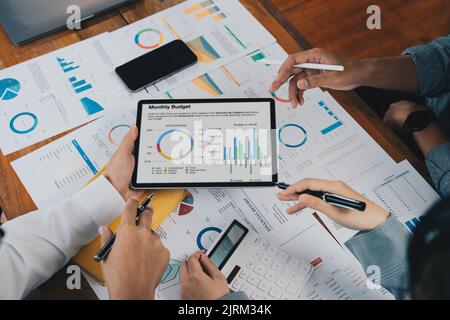 Primo piano partner consigliere commerciale colleghi utilizzando un tablet per tracciare il report dei bilanci aziendali e profitti lavoro avanzamento e pianificazione in Foto Stock