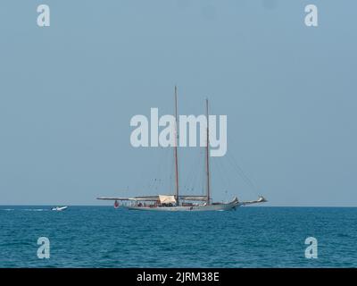 Forte dei Marmi Italia 09 agosto 2022: Yacht a vela classico di lusso, goletta a due alberi Foto Stock