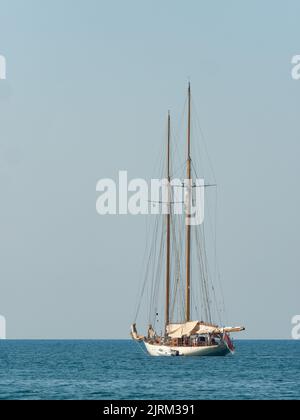 Forte dei Marmi Italia 09 agosto 2022: Yacht a vela classico di lusso, goletta a due alberi Foto Stock