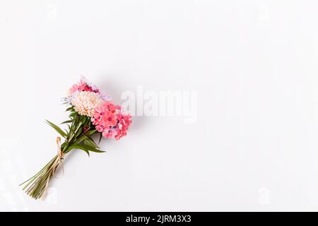 piccolo bouquet autunnale, morbidi cerotti rosa e flosses su sfondo bianco Foto Stock