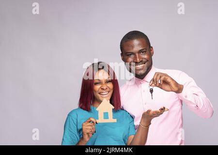 uomo e donna neri che comprano un concetto di casa Foto Stock