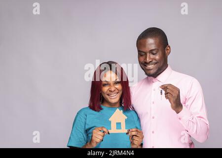 coppia nera che tiene la chiave e la scatola di cartone Foto Stock