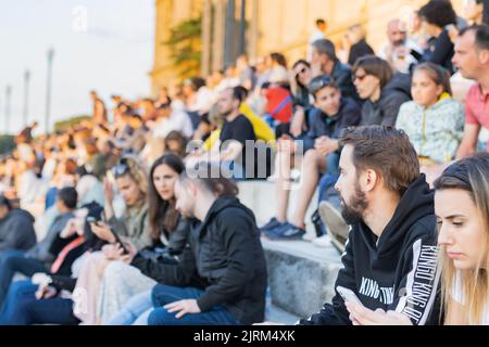Barcellona, Spagna - 6 maggio 2022: Gruppo di persone al tramonto a Montjuic, Barcellona (Spagna). Foto Stock