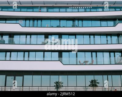 Appartamenti fronte mare di nuova costruzione con finestre che riflettono il cielo blu e le palme a Southend on Sea Essex Inghilterra Regno Unito Foto Stock