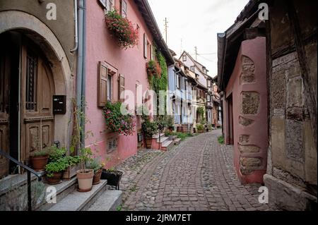Strada a Eguisheim, Francia Foto Stock