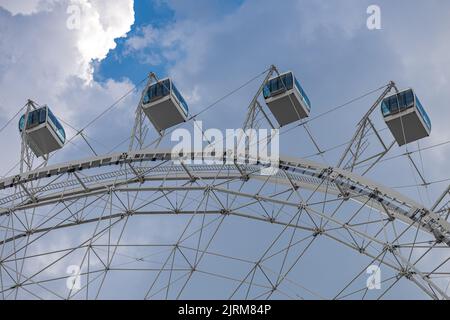 frammento di cabine ruota ferris senza persone. Foto di alta qualità Foto Stock