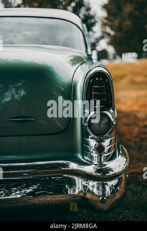 Una riunione primaverile dei proprietari di vecchie automobili nella città di Hagfors-Svezia. Primo piano di una luce di coda vintage di un'auto. Foto Stock