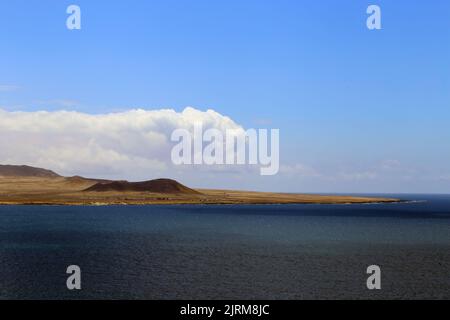 Vista della spiaggia di San Juan con il vulcano sul retro Foto Stock