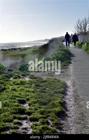 coppia più anziana sulla passeggiata costiera pakefield suffolk inghilterra Foto Stock