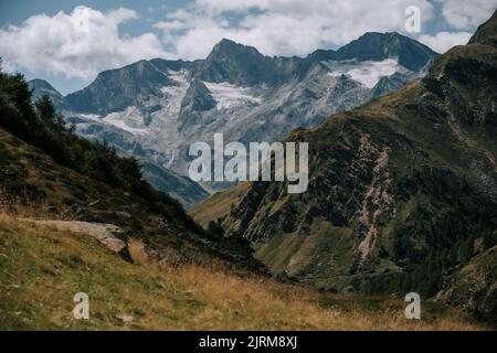 Sommer am Timmelsjoch. Wunderschöne Berge und ein Gletscher im Hintergrund. Foto Stock