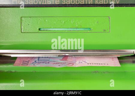 200 emissione di UAH in un ATM in Ucraina, denaro in un ATM close-up Foto Stock