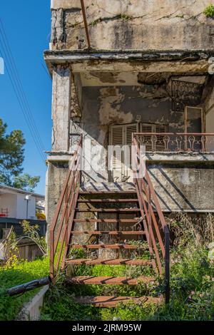 Varosha, Famagosta, Cipro - Giugno 2021: La città abbandonata, città fantasma, il nome locale è 'Kapali Maras'. Foto Stock