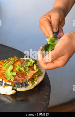 Tortas con fiori di zucca e avocado, Oaxaca Messico Foto Stock