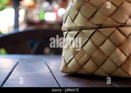 Cestino appiccicoso di riso in vimini di bambù chiamato 'Kratip' nella provincia nord-orientale, Thailandia. Contenitore di riso adesivo asiatico. Cestini di riso appiccicosi tradizionali Foto Stock