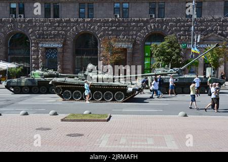 Kiev, Ucraina. 24th ago, 2022. Le persone ispezionano le attrezzature distrutte dell'esercito russo esposte a Khreshchatyk nel centro di Kyiv. Le attrezzature militari russe catturate sono temporaneamente esposte sulla via Khreschaytk nel cuore della capitale Ucraina. La zona è diventata un'attrazione popolare tra i residenti curiosi di vedere i bottini di guerra dell'Ucraina. Credit: SOPA Images Limited/Alamy Live News Foto Stock