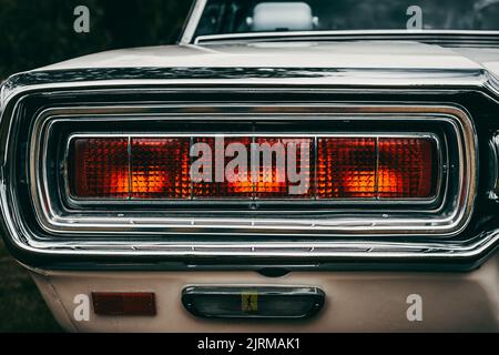 Una riunione primaverile dei proprietari di vecchie automobili nella città di Hagfors-Svezia. Primo piano di una luce di coda vintage di un'auto. Foto Stock