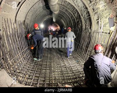 (220825) -- EL KEF, 25 agosto 2022 (Xinhua) -- Foto ripresa il 15 febbraio 2021 mostra il sito di costruzione della diga di Mellegue nella provincia nord-occidentale della Tunisia di El Kef. Nel maggio 2016, la società cinese Sinohydro ha vinto la gara per costruire una nuova diga sul fiume per sostituire quella vecchia. Il completamento della diga di Mellegua è previsto per settembre 2023. Con una capacità massima di 305 milioni di metri cubi d'acqua, essa svolgerà un ruolo significativo nella protezione dell'ambiente ecologico in Tunisia. PER ANDARE CON: 'Caratteristica: L'azienda cinese costruisce la diga per amplificare il economico, sociale della Tunisia Foto Stock