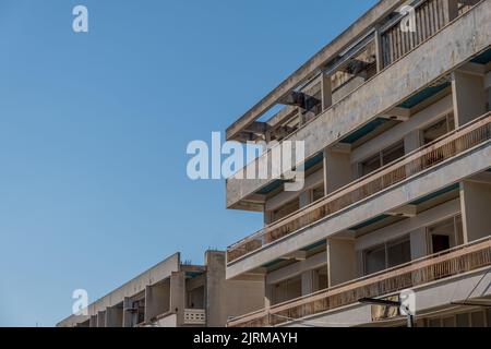 La città abbandonata, città fantasma, Varosha a Famagosta, Cipro del Nord. Il nome locale è 'Kapali Maras' a Cipro. Una foto con messa a fuoco selettiva. Foto Stock