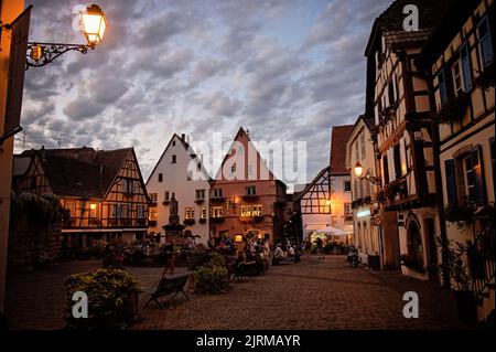Serata a Eguisheim, Francia, piazza della città Foto Stock
