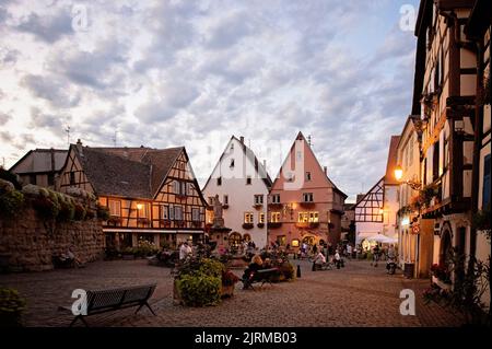 Serata a Eguisheim, Francia, piazza della città Foto Stock