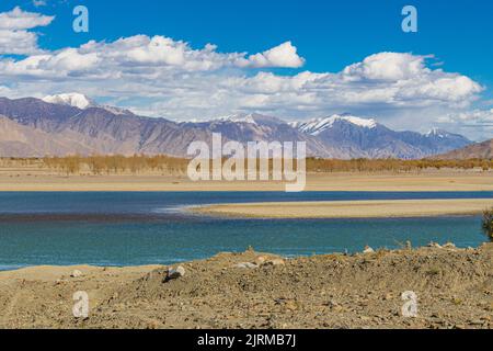 Il fiume Yarlung Zangbo è a sud della capitale Lhasa, nella contea di Gonnga, Tibet, Cina Foto Stock