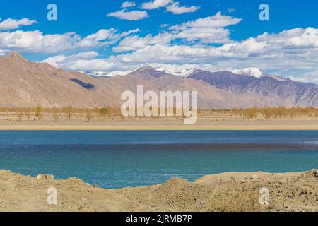 Il fiume Yarlung Zangbo è a sud della capitale Lhasa, nella contea di Gonnga, Tibet, Cina Foto Stock