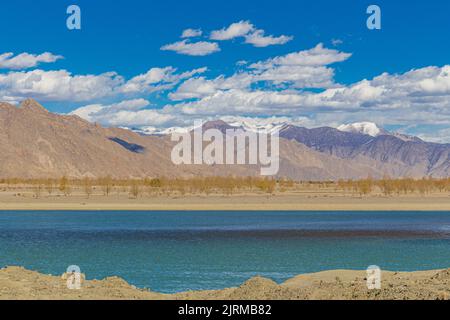 Il fiume Yarlung Zangbo è a sud della capitale Lhasa, nella contea di Gonnga, Tibet, Cina Foto Stock