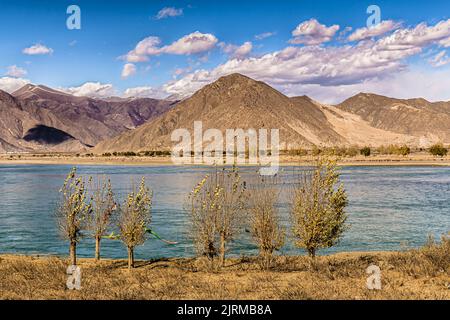 Il fiume Yarlung Zangbo è a sud della capitale Lhasa, nella contea di Gonnga, Tibet, Cina Foto Stock