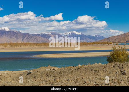 Il fiume Yarlung Zangbo è a sud della capitale Lhasa, nella contea di Gonnga, Tibet, Cina Foto Stock