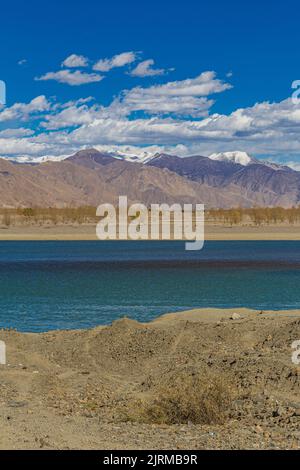 Il fiume Yarlung Zangbo è a sud della capitale Lhasa, nella contea di Gonnga, Tibet, Cina Foto Stock