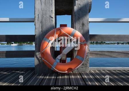 Anello Lifebuoy sulla banchella all'aperto Foto Stock
