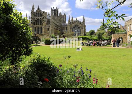The Almonry Restaurant and Tea Room Gardens, Ely City, Cambridgeshire, England, UK Foto Stock