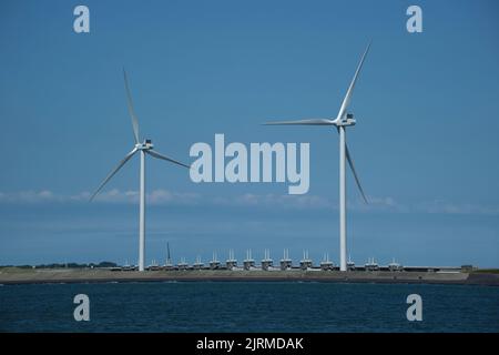 Vista della barriera alluvionale Neeltje Jans con turbine eoliche Foto Stock