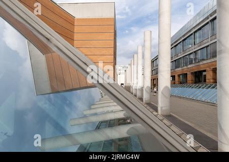 Norimberga, Germania. 25th ago, 2022. Le colonne della Via dei diritti umani si riflettono nelle vetrate del Museo Nazionale Germanico. Credit: Daniel Karmann/dpa/Alamy Live News Foto Stock