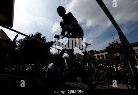 25 agosto 2022, Turingia, Weimar/Meiningen: Ciclismo: Tour della Germania, Weimar - Meiningen (171,7 km), tappa 1. Nils Politt del Team BORA - hansgrohe corre sul palco per firmare. Foto: Hendrik Schmidt/dpa Foto Stock