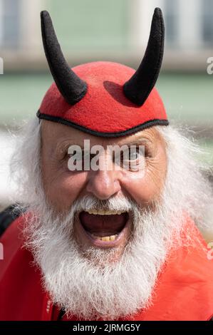 25 agosto 2022, Turingia, Weimar/Meiningen: Ciclismo: Tour della Germania, Weimar - Meiningen (171,7 km), tappa 1. Tour Devil Didi Senft segue la scrittura. Foto: Hendrik Schmidt/dpa Foto Stock