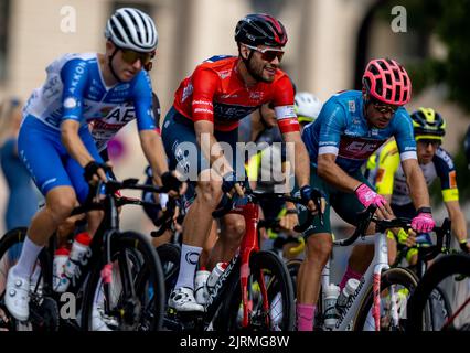 25 agosto 2022, Turingia, Weimar/Meiningen: Ciclismo: Tour della Germania, Weimar - Meiningen (171,7 km), tappa 1. Il pelotone con Filippo Ganna (M) dall'Italia del Team INEOS Grenadiers passa Piazza della democrazia dopo la partenza neutralizzata. Foto: Hendrik Schmidt/dpa Foto Stock