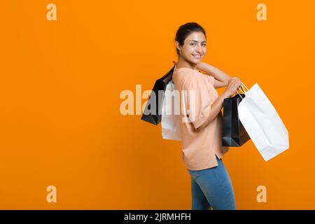 La donna indiana tiene le borse della spesa nelle mani. Vendita e Black Friday Concept Foto Stock