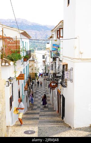 La calle mayor en el casco Antiguo de Altea o la strada principale nel centro storico di Altea, Alicante, Spagna Foto Stock