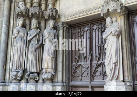 Vergine Maria con Bambino e Regina Ultrogothe, Re Childebert e Saint Vincent - Portico di Saint-Germain l’Auxerrois, Place du Louvre, Parigi Foto Stock