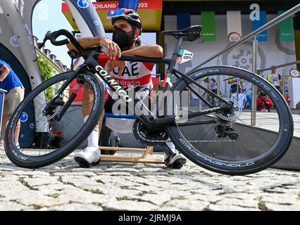 25 agosto 2022, Turingia, Weimar/Meiningen: Ciclismo: Tour della Germania, Weimar - Meiningen (171,7 km), tappa 1. Fernando Gaviria, proveniente dalla Colombia del Team Emirati Arabi Uniti, è in attesa di entrare. Foto: Hendrik Schmidt/dpa Foto Stock